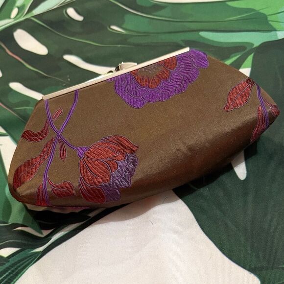L.M Hattery Handbags - * Chic Brown Clutch with Floral Embroidery